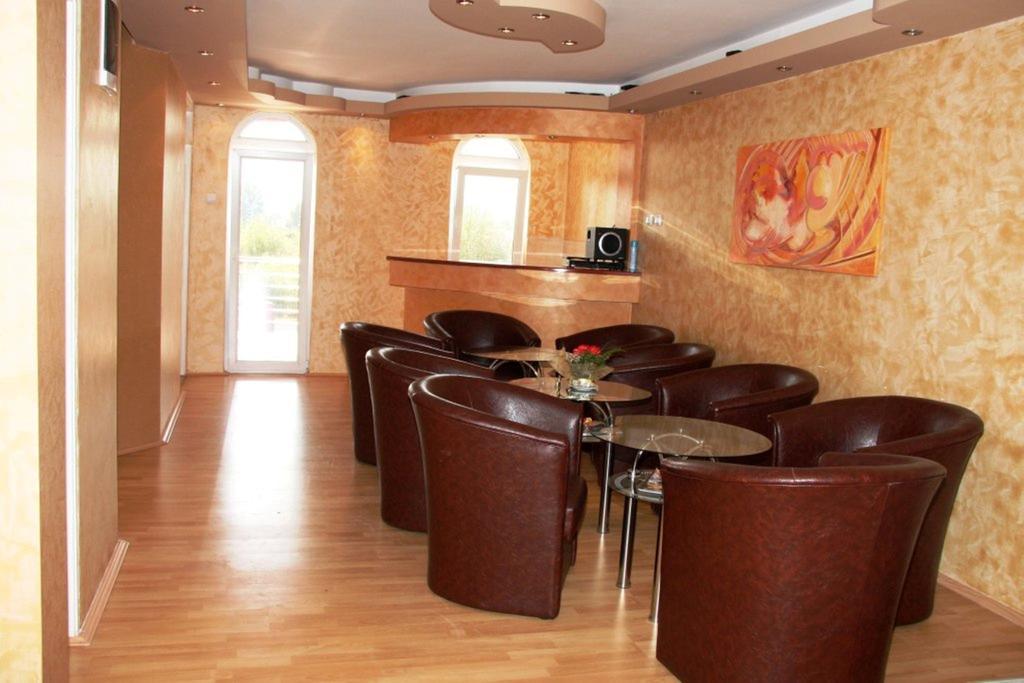 Hotel Dijana Пирот Ресторан фото